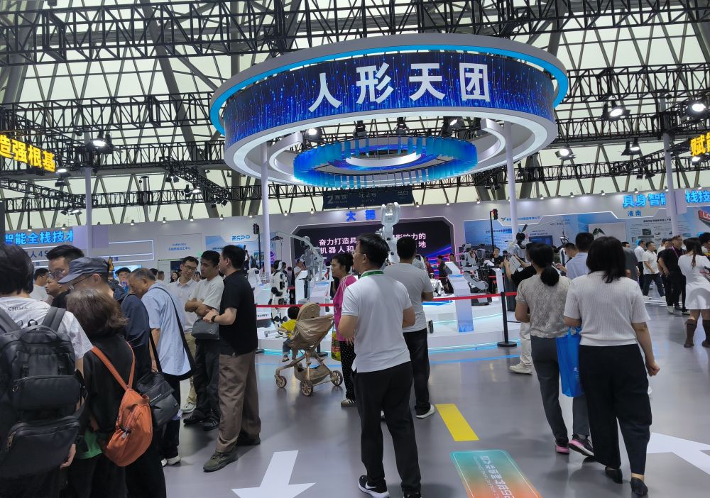 图2:2026世界制造业大会“人形天团”展区现场。 图2:2026世界制造业大会“人形天团”展区现场。